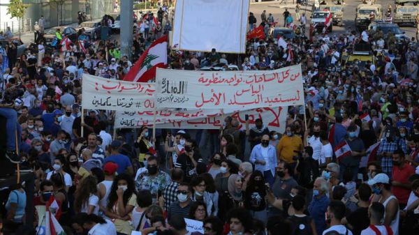 آلاف اللبنانيين يطالبون بإسقاط الطبقة السياسية في الذكرى الأولى لانطلاق الحراك الشعبي 