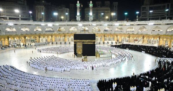 "استووا أقيموا صفوفكم وتراصوا".. فيديو لأول صلاة في الحرم المكي "دون تباعد"