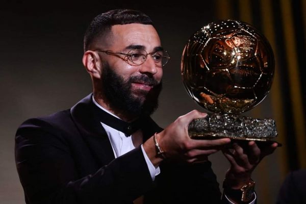 بنزيما يتوج بالكرة الذهبية لأول مرة 