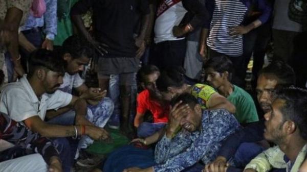 قطار يدهس حشدا ويقتل 50 في الهند