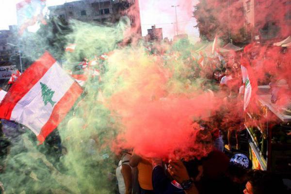 الحريري يعرض إجراءات اقتصادية مع تصاعد المظاهرات في لبنان