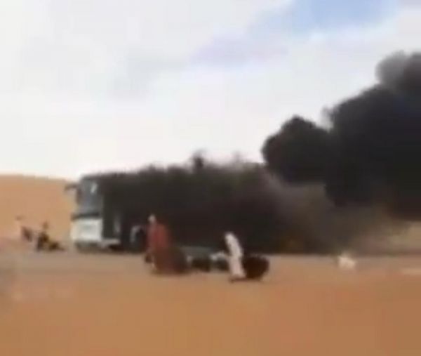 مليشيا الحوثي تستهدف حافلة نقل ركاب جماعي في صحراء الجوف 