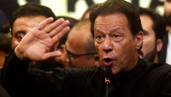 باكستان.. إقصاء عمران خان من الترشح لأي انتخابات