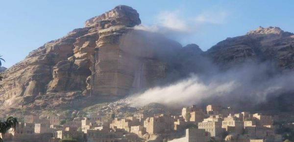 أعادت إلى الأذهان كارثة 2005.. انهيارات صخرية في جبل الظفير بصنعاء وحالة من الهلع في أوساط السكان