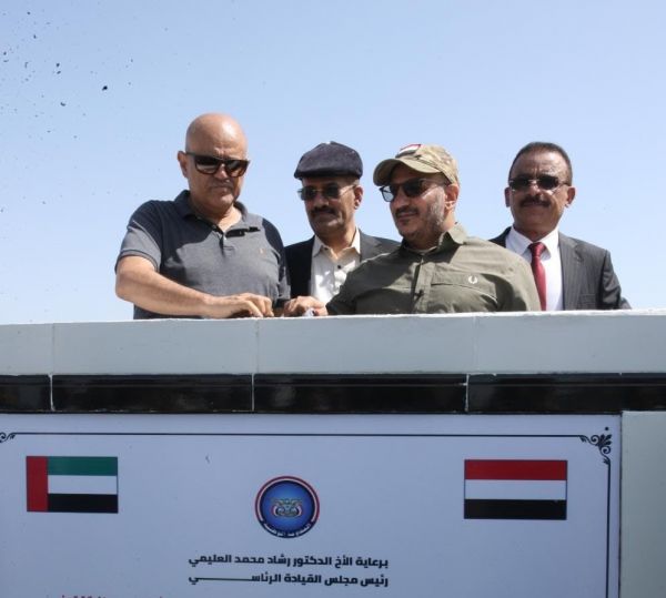 عضو مجلس القيادة الرئاسي العميد طارق صالح يدشن البدء بشق وسفلتة طريق حيوي يخفف وطأة الحصار عن تعز