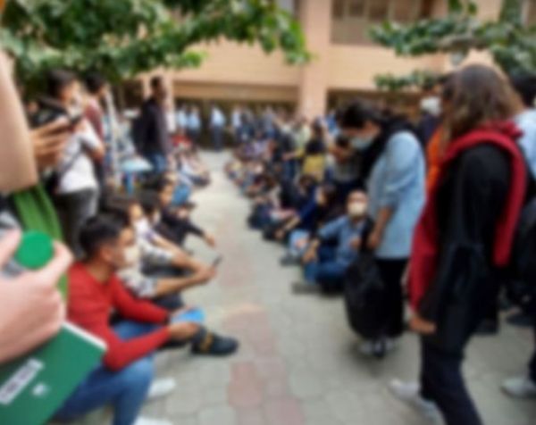 الطلاب الإيرانيون يواصلون الإضراب.. ويرفضون الفصل بين الجنسين في مطاعم الجامعة