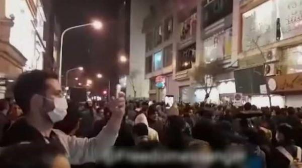 غليان في الشارع الإيراني.. ودعوات لإسقاط ملالي طهران