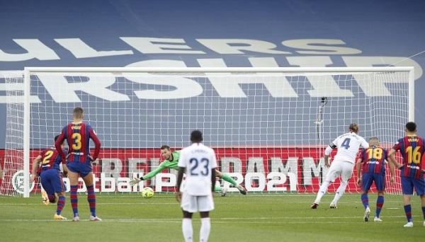 زيدان يرسخ عقدته.. ريال مدريد ينتفض بالفوز على برشلونة