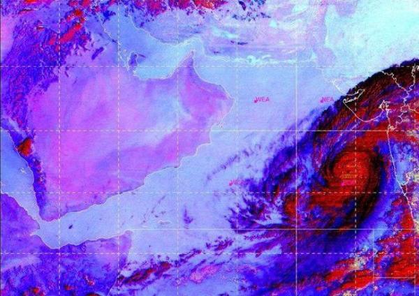 إعصار «كيار» يقترب من الفئة الثالثة شمال غرب البحر العربي
