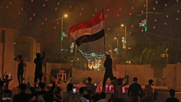 المتظاهرون يرفعون علم العراق فوق القنصلية الإيرانية في كربلاء