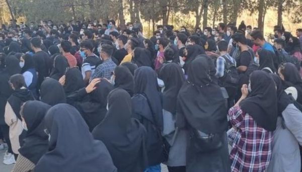تزامنا مع "أربعينية" مهسا أميني.. احتجاجات واسعة في مختلف المدن الإيرانية