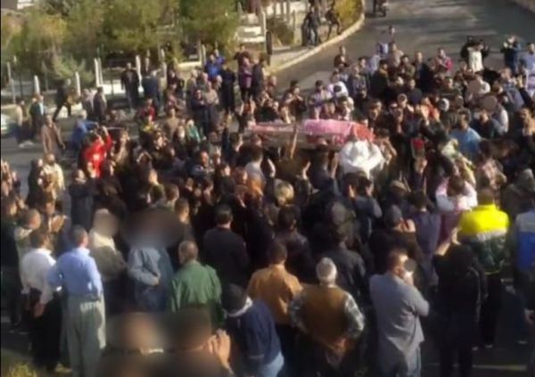 بعد مقتل شاب على يد الأمن الإيراني.. احتجاجات واسعة في مهاباد وحرق مبنى قائم مقام المدينة