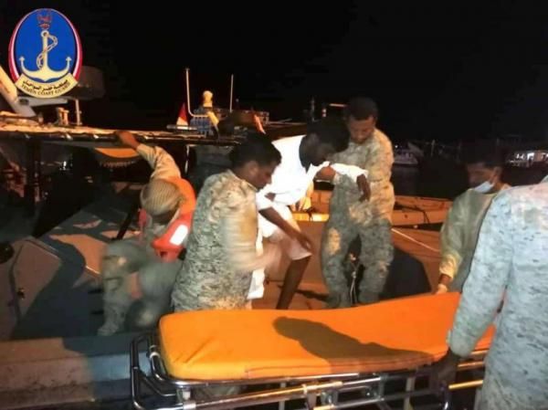 البحرية الأمريكية تسلم خفر السواحل قطاع المهرة 3 يمنيين متورطين ضمن شبكة تهريب 