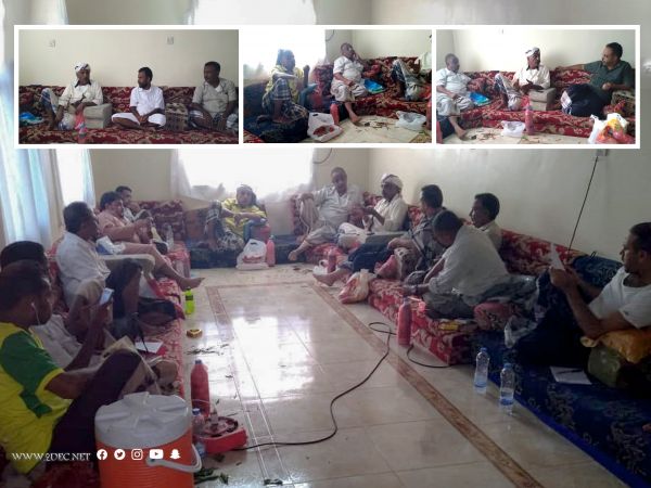 مشاريع إضافية جارٍ تنفيذها..مدير مؤسسة حكومية بالمخا يناقش في "موكا" مشاكل ملوحة المياه
