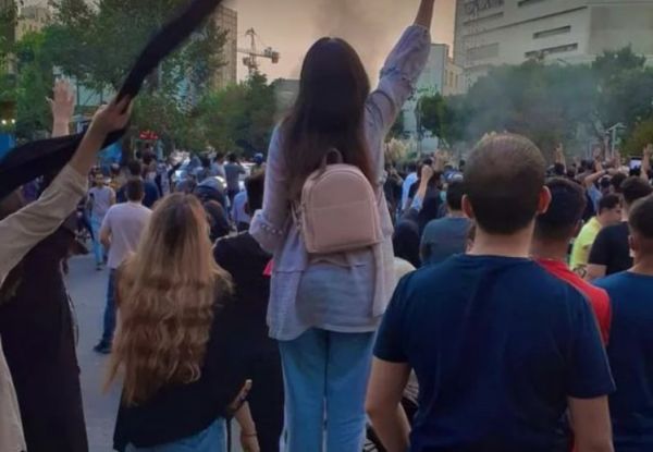 خبراء دوليون: إيران أعادت تصعيد حربها البديلة في اليمن لصرف الانتباه عن أزمتها الداخلية 