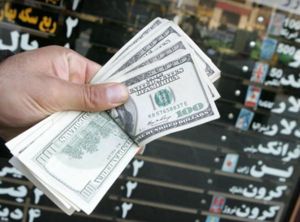 الدولار في السوق الإيرانية الحرة یبلغ 34 ألف تومان مرة أخرى
