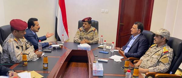 وزير الدفاع يناقش مع محافظ الجوف وقائد المحور الدور المنتظر منهما لاستعادة المحافظة