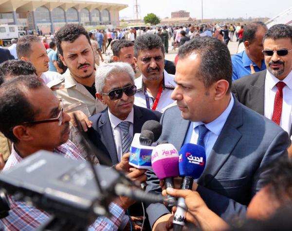 رئيس الحكومة الجديد يصل عدن ويتعهد بإصلاحات