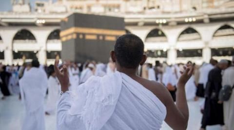 أعلنت عن وصول أول رحلة.. السعودية تنهي الحظر على المعتمرين من خارجها