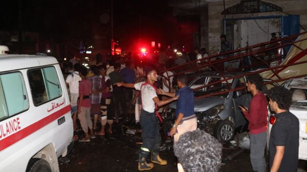 12 شهيدًا وعدد من الجرحى بتفجير سيارة مفخخة في بوابة مطار عدن