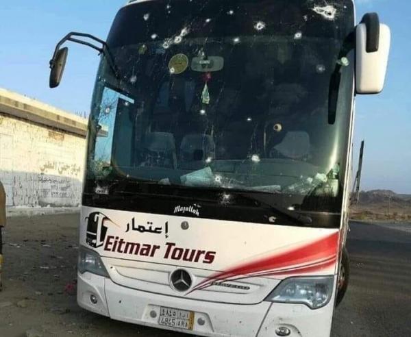 مليشيا الحوثي تمطر بالرصاص حافلة نقل مسافرين وتصيب عدداً منهم