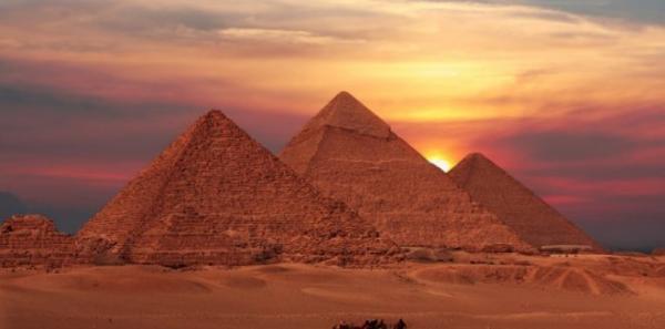 كيف نقل المصريون القدماء أحجار الأهرامات الضخمة؟