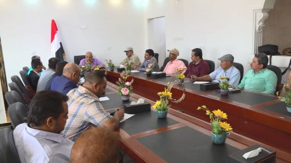 فيديو| محافظ تعز في اجتماع موسّع بالمخا: الإجراءات على قدم وساق لتشغيل المطار وافتتاح مكتب للهجرة والجوازات بجهود العميد طارق صالح 