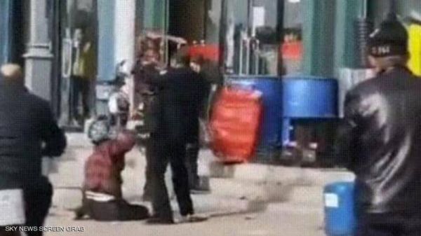 رجل يضرب زوجته حتى الموت في الشارع يغضب الصينيين