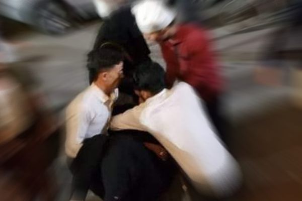 بسبب الابتزاز.. ناشطة حقوقية تطلق النار على نفسها في تعز 