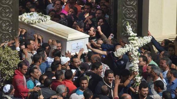 مصر.. آلاف الأقباط يشيعون ضحايا هجوم المنيا