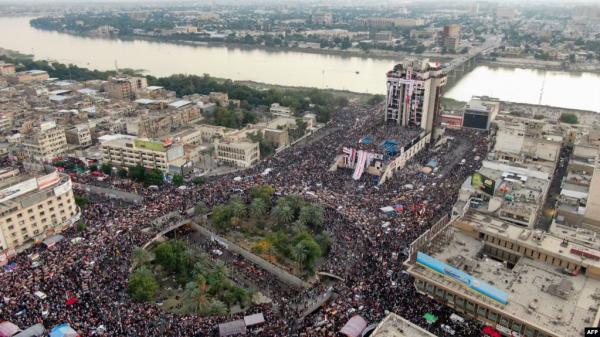 المتظاهرون في العراق يواصلون اغلاق الطرق الى ميناء أم القصر 