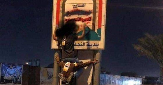 العراقيون يزيلون اسم "الخميني" من شارع رئيسي بالنجف