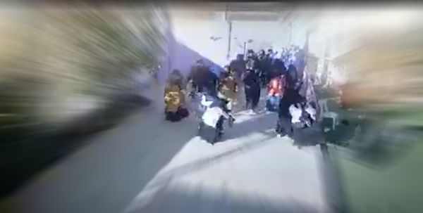 فيديو| قيادي حوثي وزينبيات يعتدون على معلمات مدرسة خاصة في صنعاء 