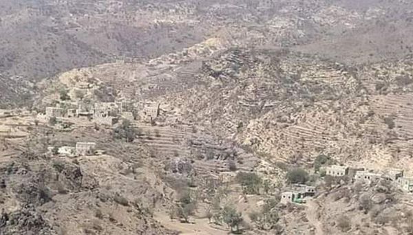 مليشيا الحوثي ترتكب مجزرة مأساوية بقصف مباشر على قرية آهلة بالسكان غرب تعز 