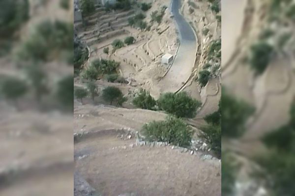 لتعزيز سطوة حصارها الغاشم.. مليشيا الحوثي تفجر طريقًا تربط تعز بعدن  
