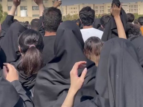 الإضرابات ومقاطعة المحاضرات تتواصل في الجامعات الإيرانية.. احتجاجا على طرد الطلاب وخطفهم