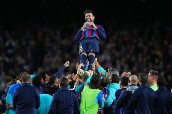 في وداعية بيكيه.. برشلونة يعتلي الصدارة مؤقتًا