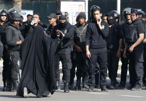 قانون حظر النقاب.. اختبار للإرادة السياسية المصرية