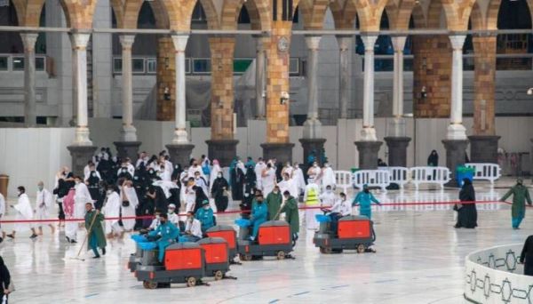 بالصور.. تعقيم المسجد الحرام بـ60 ألف لتر يومياً لمواجهة كورونا