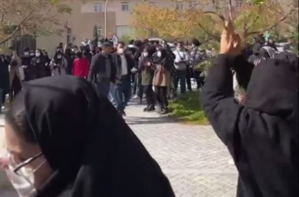 احتجاجات جديدة لطلاب الجامعات الإيرانية.. ودعوة لمظاهرات في "أربعينية" ضحايا مجزرة زاهدان