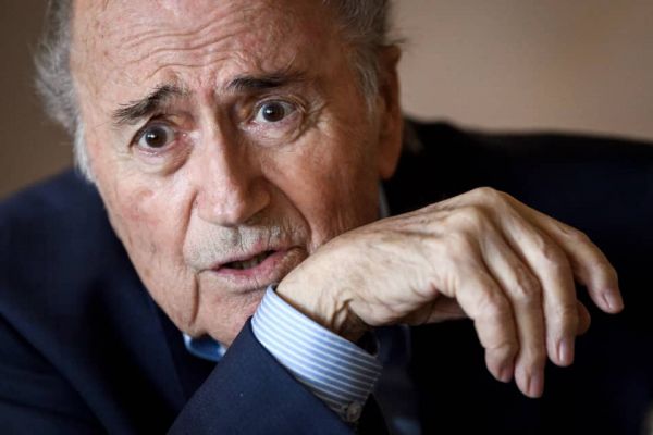 بلاتر: كأس العالم كبير جدا على قطر وقرار منحها الاستضافه كان "خطئا"