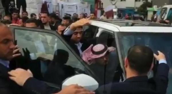 متظاهرون فلسطينيون يرشقون موكب سفير قطر بالحجارة