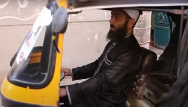 "الشيخ حسني" يظهر في مصر.. كفيف يقود "توك توك" ويصلح الكمبيوتر