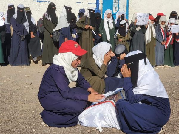 الوداع المُبكي والنظرة الأخيرة.. طالبات مدرسة بمأرب يشيعن جثمان زميلة لهن استشهدت بقصف حوثي 