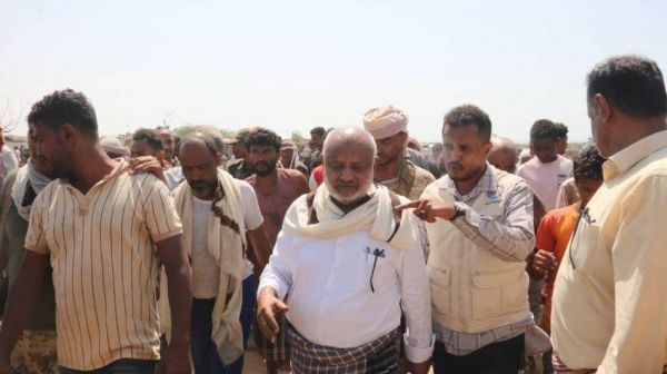 وجه بتعويضات عاجلة للمتضررين.. محافظ الحديدة يطلع على أضرار كارثة مخيم الجشة