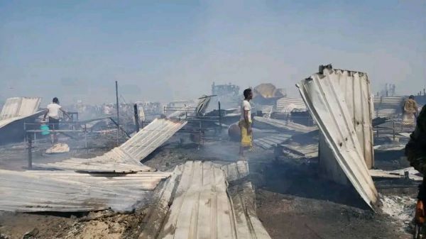 الحديدة.. حريق يلتهم 60 مأوى للنازحين في الخوخة والمحافظ يوجه بمساعدات عاجلة للمتضررين