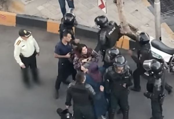 حقوقيون: المعتقلون في إيران يتعرضون للتعذيب والتحرش الجنسي والحرمان من الخدمات الصحية