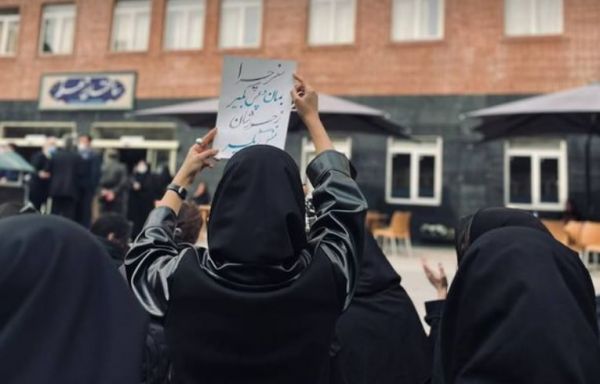 انتفاضة إيران: استمرار الاحتجاجات.. واعتصام داخل الجامعات