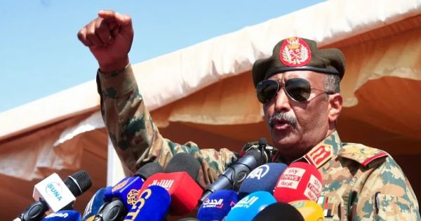البرهان يحذر السياسيين السودانيين من التدخل في شأن الجيش