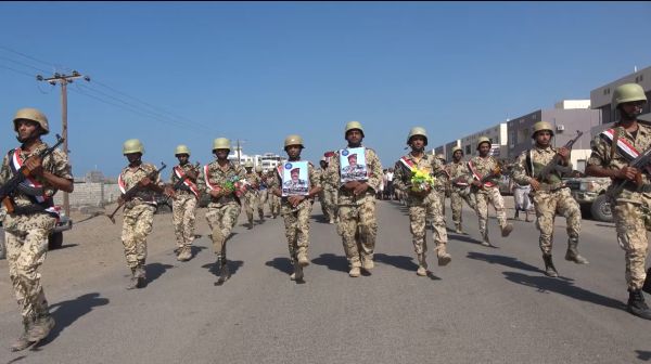 المقاومة الوطنية تشيّع جثمان العقيد فتحي القرني إلى فردوس شهداء الجمهورية في المخا